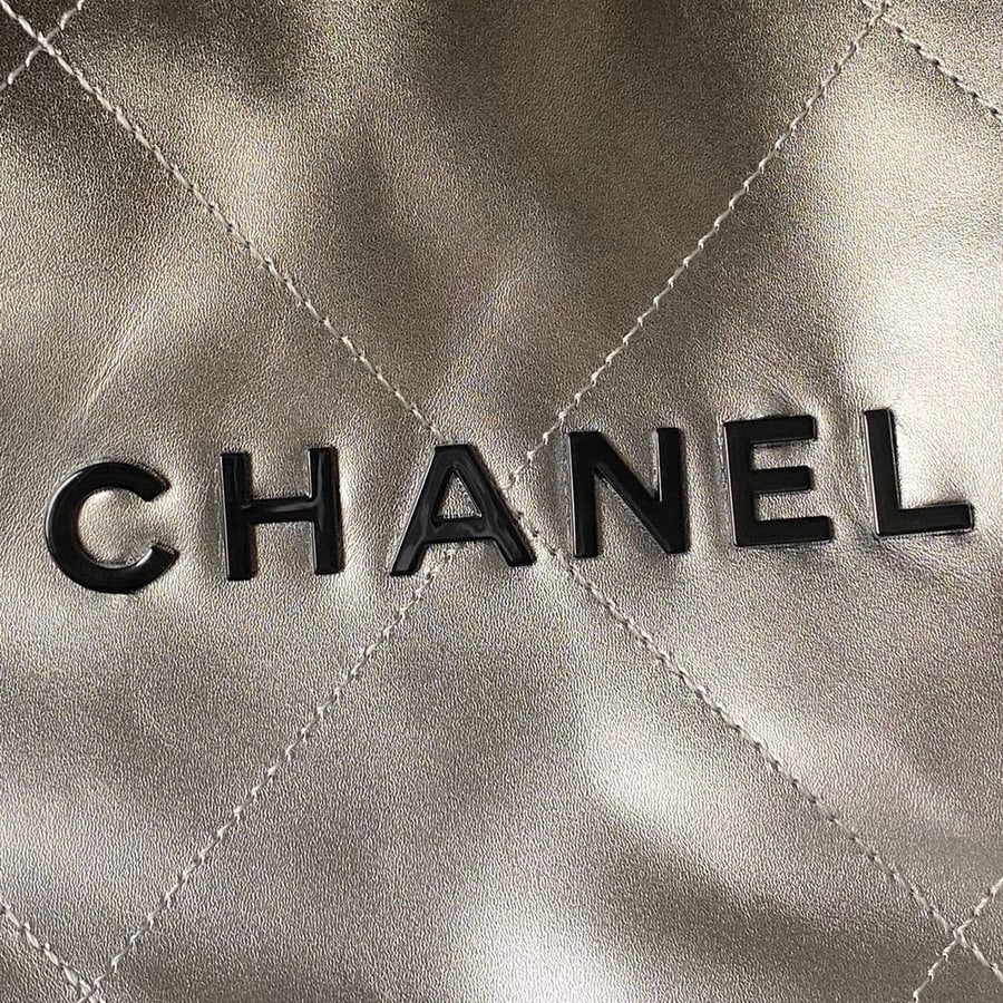 مرجع Chanel 22 Medium، من الجانب