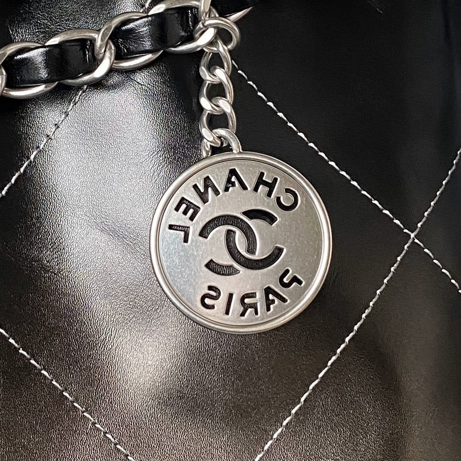 مرجع Chanel 22 Medium، تفصيل الصنع
