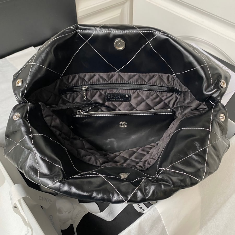 مرجع Chanel 22 Medium، من الداخل