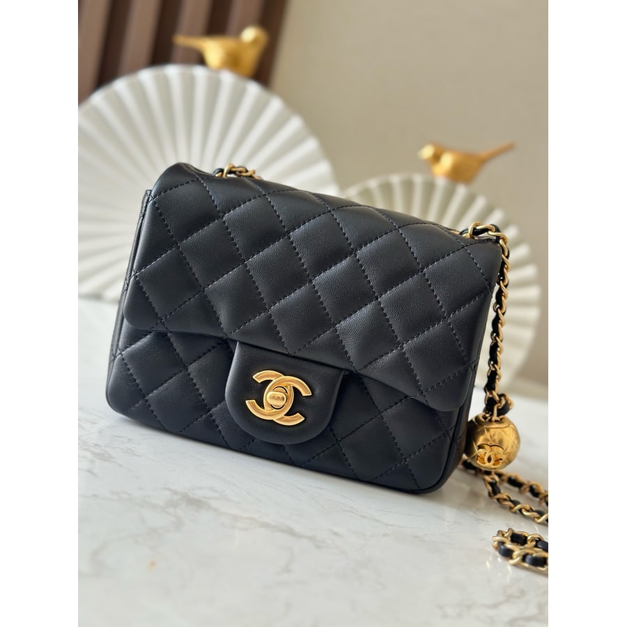 مرجع Chanel Classic Flap Medium، من الأمام