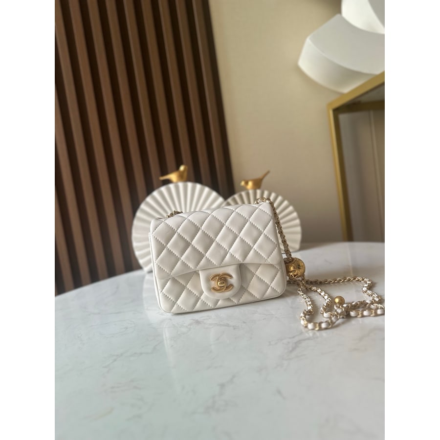 مرجع Chanel Classic Flap Medium، من الجانب