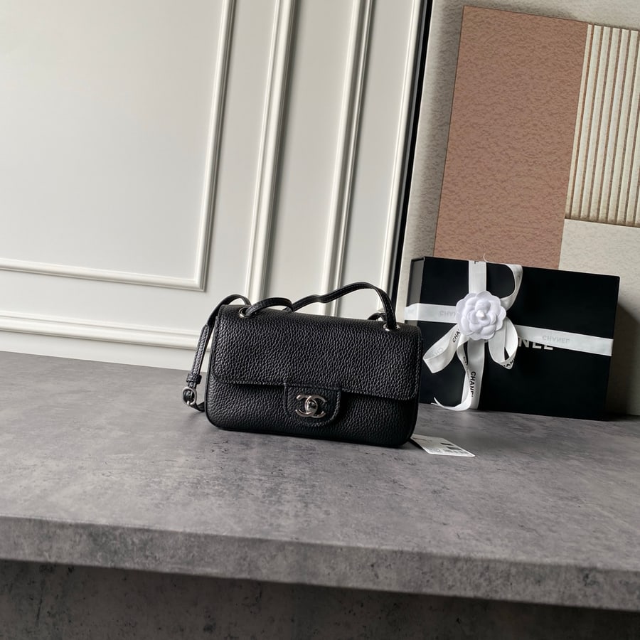 مرجع Chanel Mini Classic Flap، من الأمام