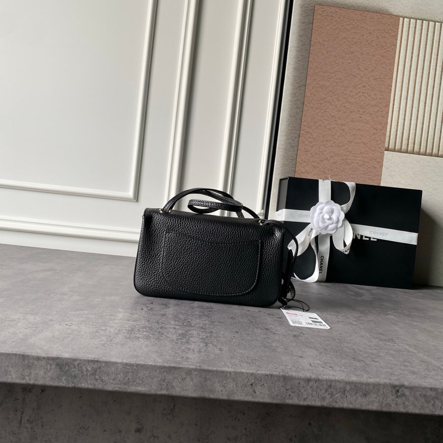 مرجع Chanel Mini Classic Flap، من الجانب